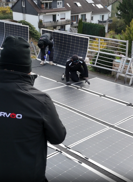 Teamfoto bei der Arbeit, eine Solaranlage zu platzieren
