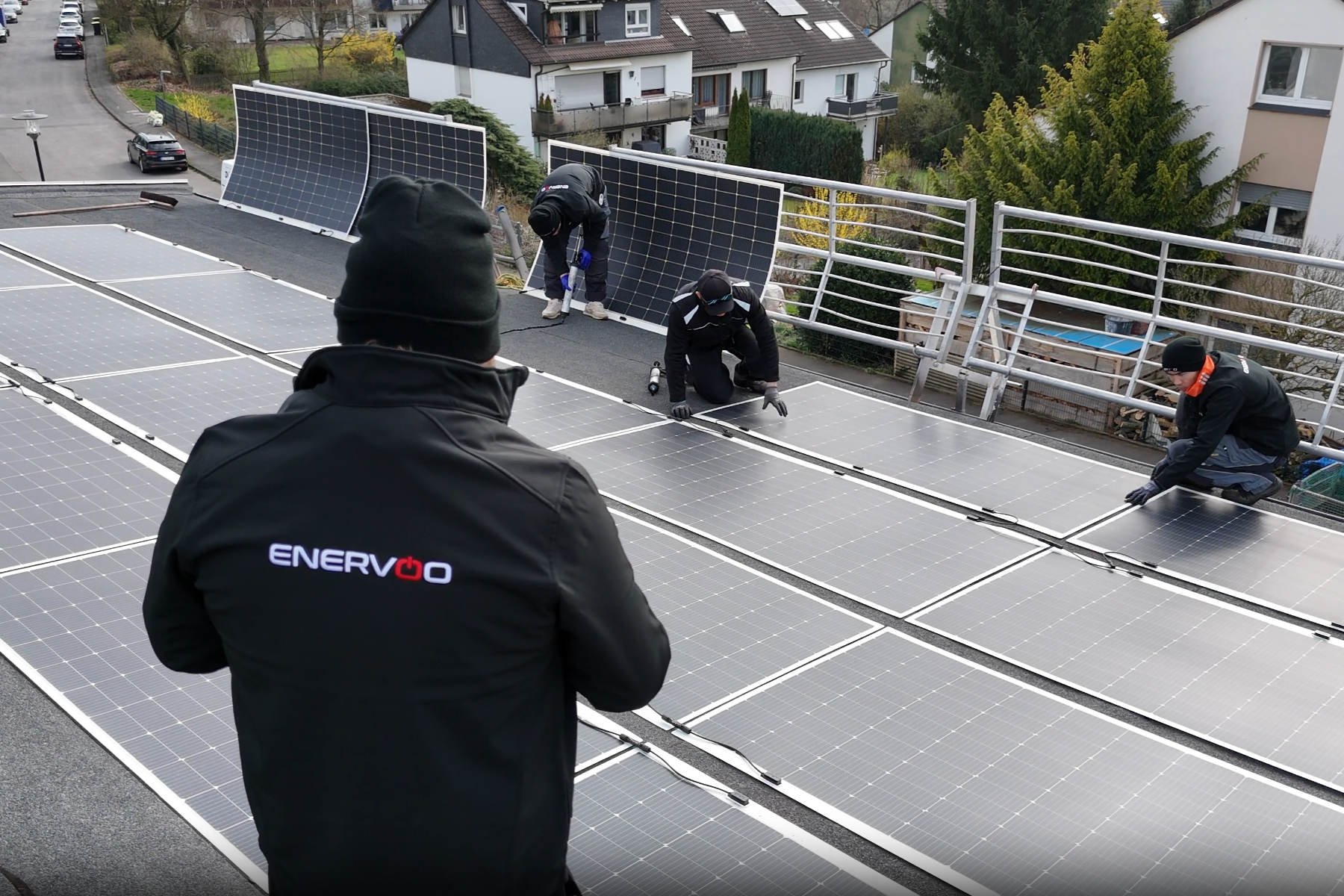 Teamfoto bei der Arbeit, eine Solaranlage zu platzieren