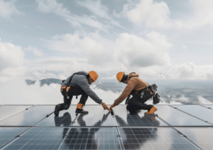 Zwei Handwerker stehen auf Dach und bauen Solaranlagen