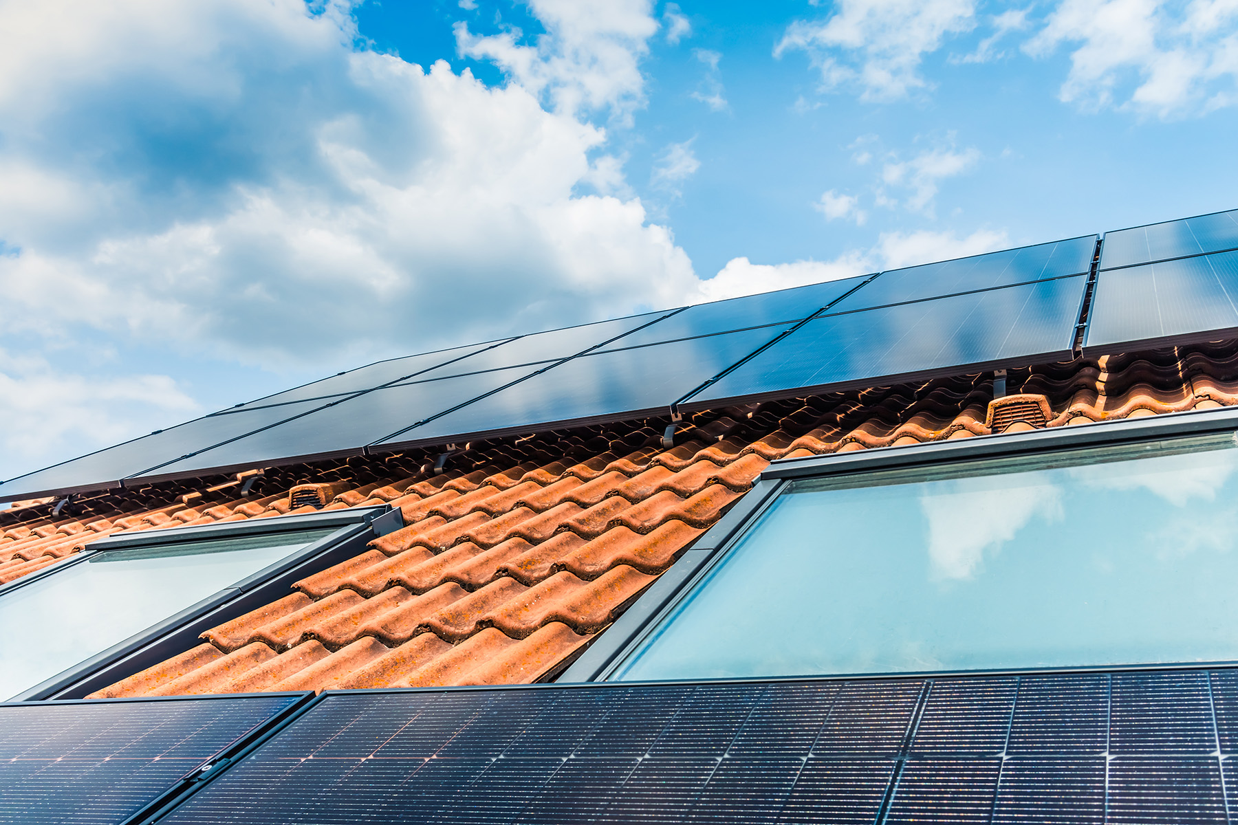 Solaranlage auf orangenem Dach